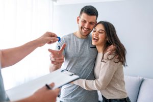 This image shows a real estate agent presenting an offer to the owners of a house, discussing the terms of the sale.
